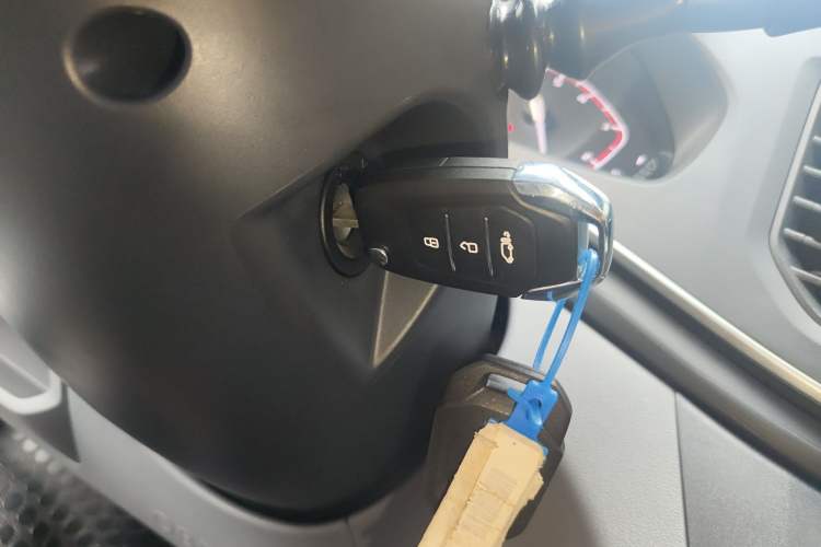 Used SAIC MAXUS Xintu V80 2025 PRO Aoyuntong 2.0T AMT Short Wheelbase Mid-Height 7/8/9-Seater Interior 1