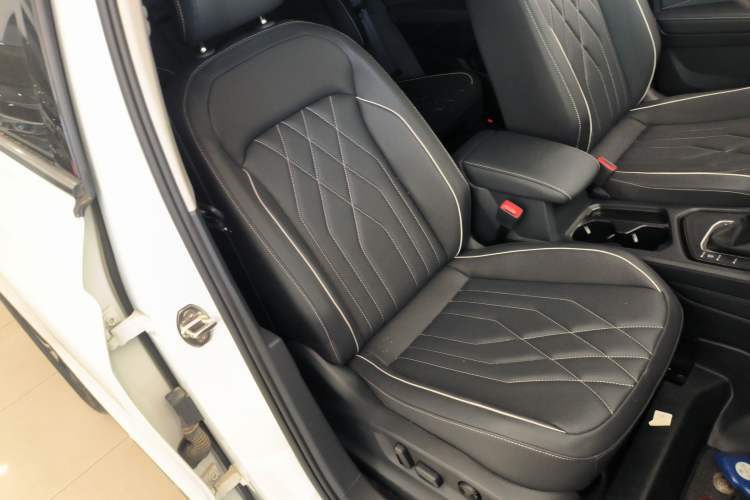 Used Volkswagen Tiguan L 2023 Revised Version 330TSI Automatic Two-Wheel Drive Smart Enjoyment Edition Right Front Seat