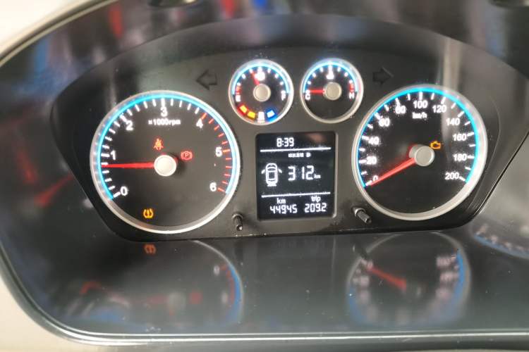 Used Foton Toano 2024 Geely Xianghuo Van 2.5T Manual Extended Wheelbase Mid-Roof Design Rear Dual Tires 3-Seater Instrument Cluster