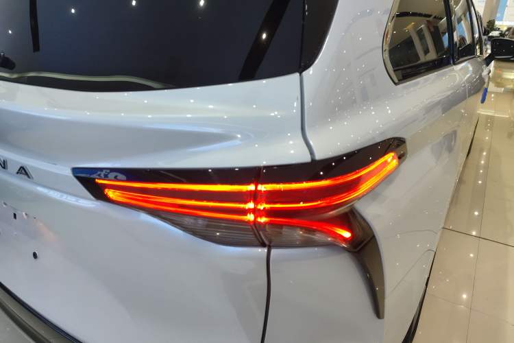 Used Toyota Sienna 2021 2.5L Hybrid Platinum Edition