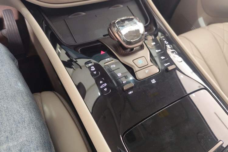 Used Denza D9 2022 DM-i 970 Four-Wheel Drive Flagship Model
