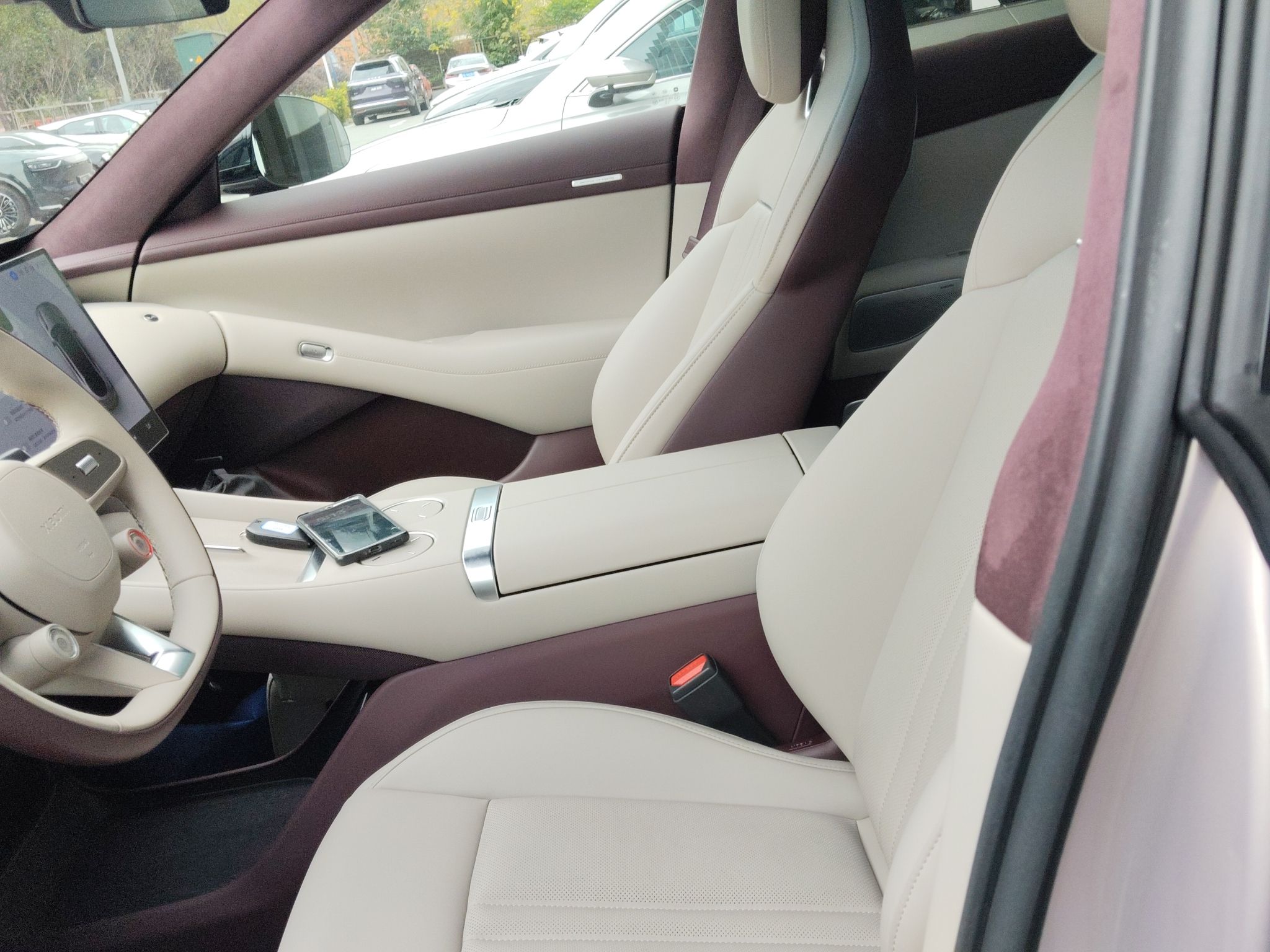 المقاعد الأمامية داخل السيارة