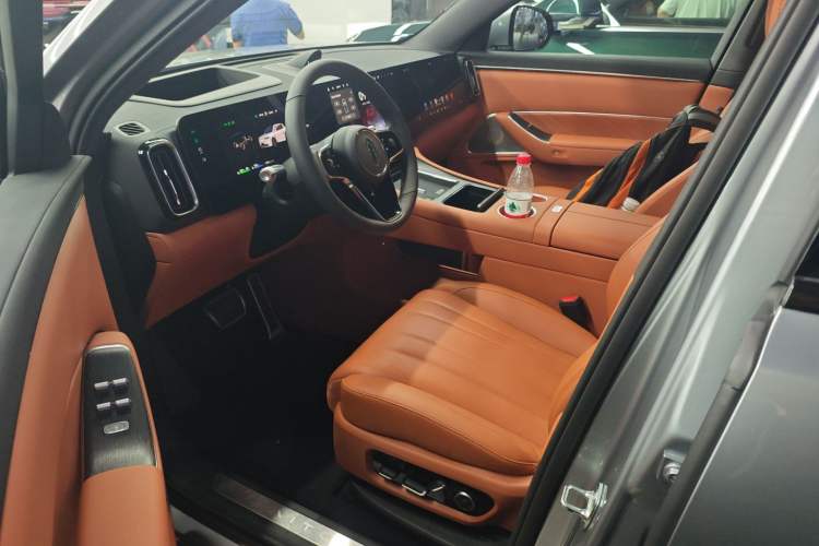 Used Hima AITO M8 2025 Extended-Range Ultra Version 53.4 kWh 5-Seater Edition Left Front Seat