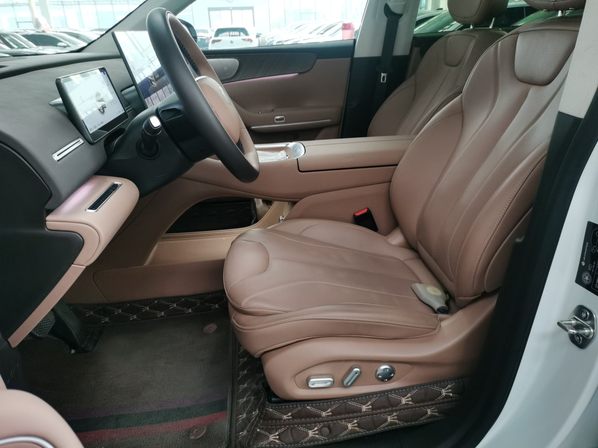 المقاعد الأمامية داخل السيارة