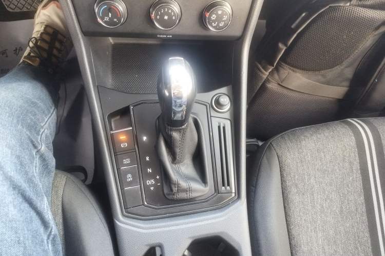 Used Volkswagen Lavida 2019 1.5L Automatic Fashion Edition China VI Gear Lever