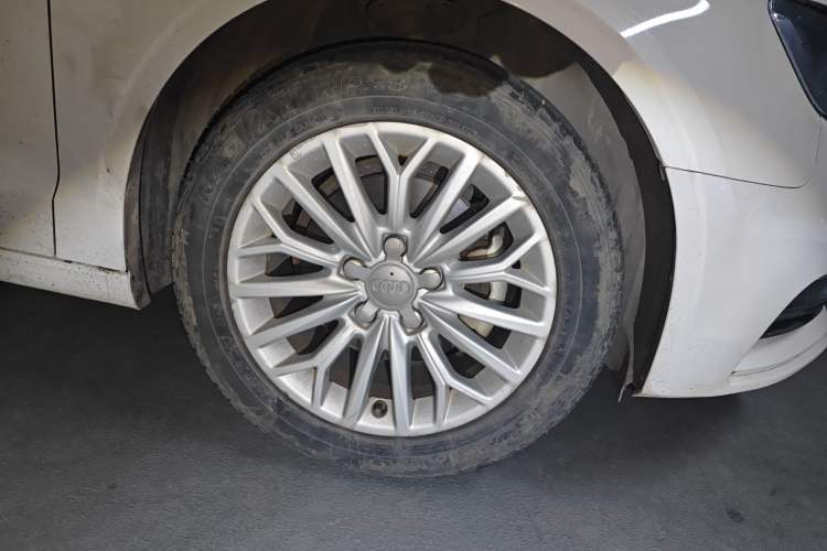 Used Audi A3 2016 Limousine 35 TFSI Ambition Edition Right Front Wheel Hub