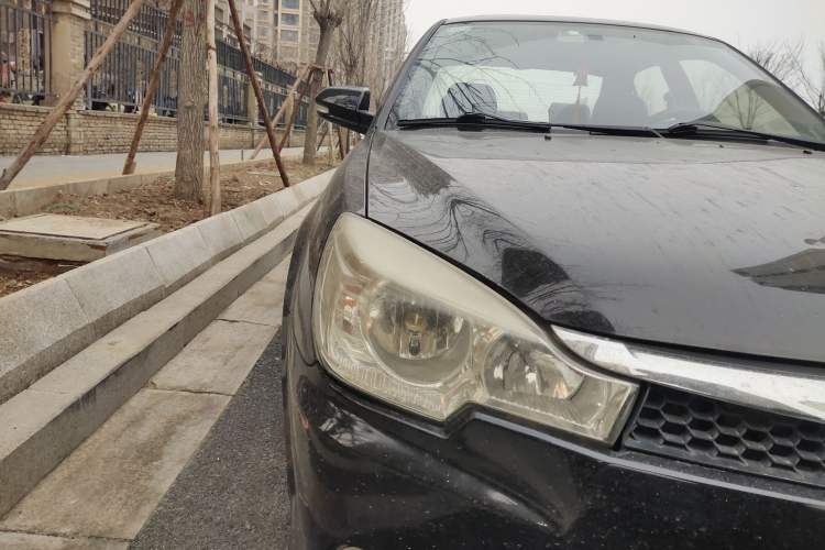 Used Soueast V3 Lingyue 2011 Revised Version 1.5L Manual – Style Edition
