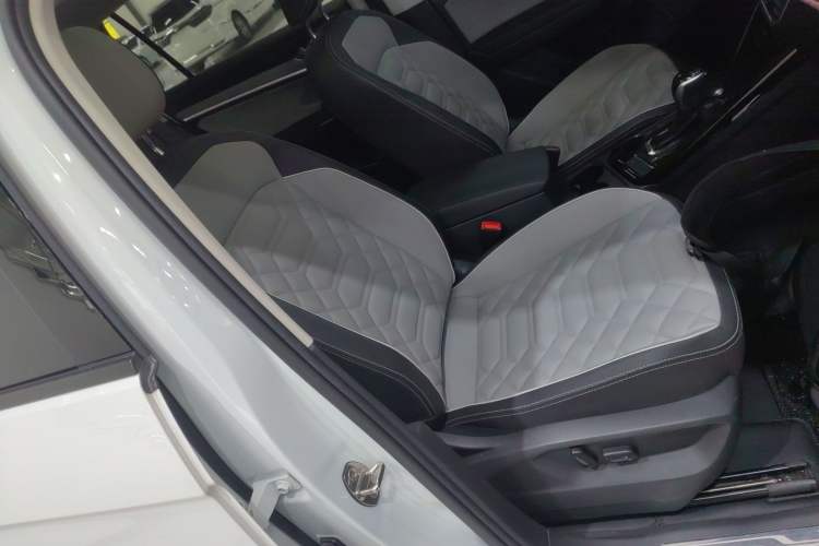 Used Volkswagen Tayron 2023 330TSI Two-Wheel-Drive Luxury Plus Advanced Version Right Front Seat