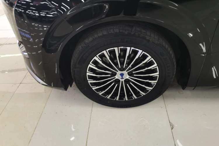 Used Denza D9 2022 DM-i 1040 Prestige Model