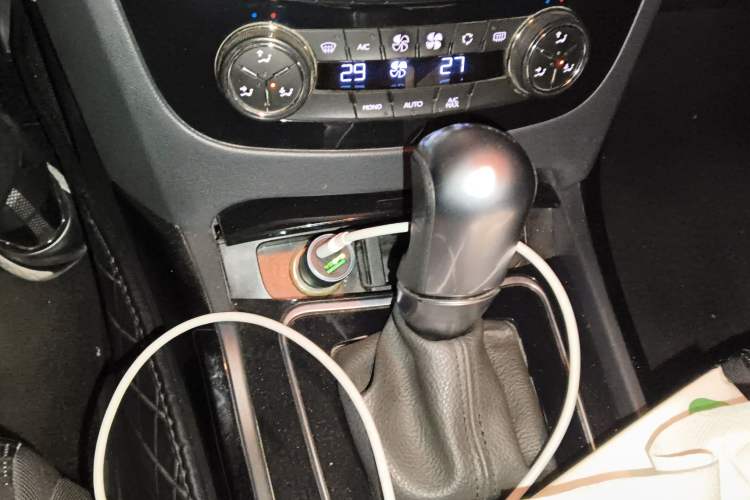 Used Peugeot 508 2013 2.0L 2nd Anniversary Edition with Automatic Sunroof – Classic Version Gear Lever