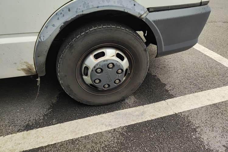 Used Iveco Daily 2020 2.5T A35 Passenger Van with Dual Tires Mid-Roof Design 5-9 Seater China V Emission Standard Right Front Wheel Hub