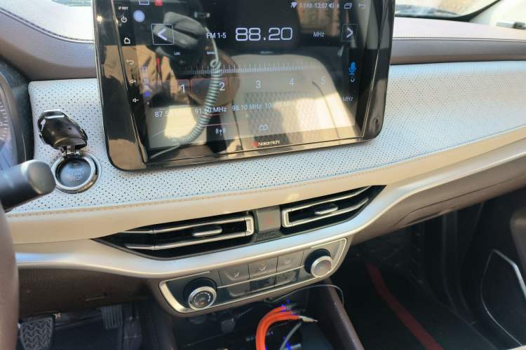 Used JMC Yuhu 7 2022 2.0T Manual Gasoline Two-Wheel Drive Comfort Version Standard Wheelbase JX4G20A6L Audio And AC Panel