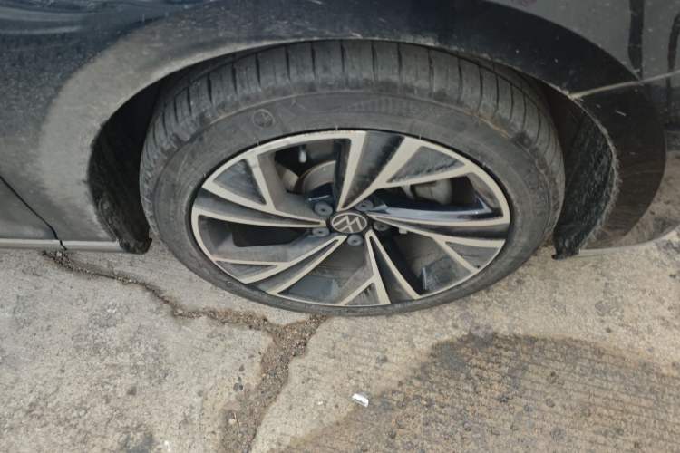 Used Volkswagen Magotan 2021 330TSI DSG 30th Anniversary Edition Right Front Wheel Hub