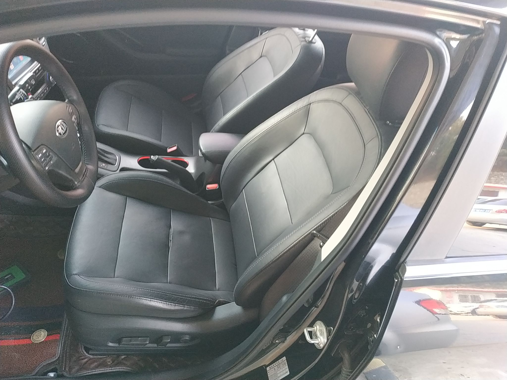 Переднее сиденье в автомобиле