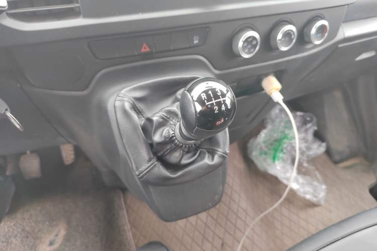 Used JMC Fushun 2023 2.0T Manual Short-Wheelbase Mid-Top Commercial Multi-Purpose 6-Seater Passenger Vehicle Gear Lever