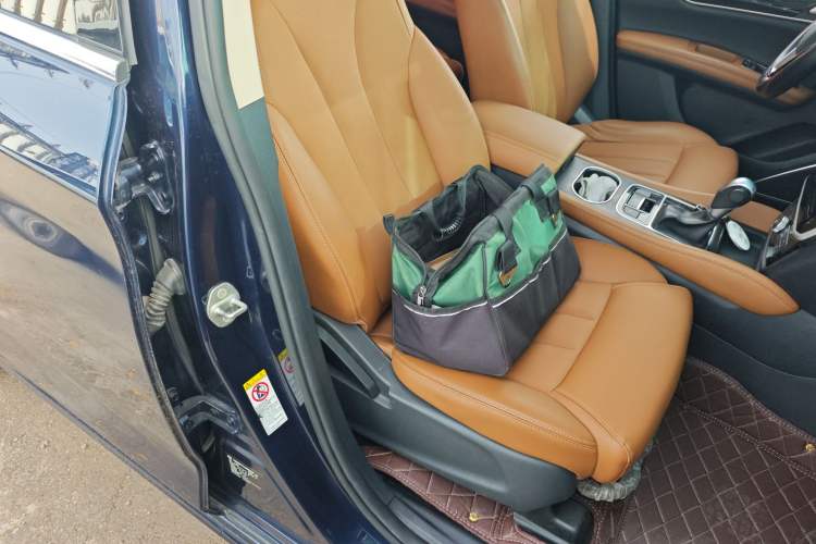 Used BYD Song MAX 2018 1.5T Automatic Smart Connect Luxury 6-Seater Right Front Seat