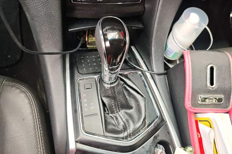 Used JMC Yusheng S350 2014 2.4T Automatic 2WD Diesel Luxury Version with Sunroof 7 Seats