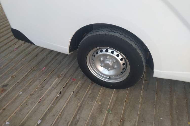 Used Wuling Yangguang 2024 300KM Comfort Version Passenger Van 75kW