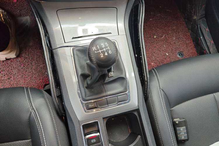 Used Roewe RX5 2016 20T Two-Wheel Drive Manual Flagship Edition