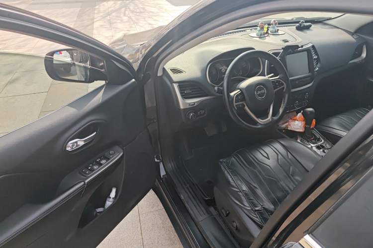 Used Jeep Cherokee 2016 2.0L Superior Edition
