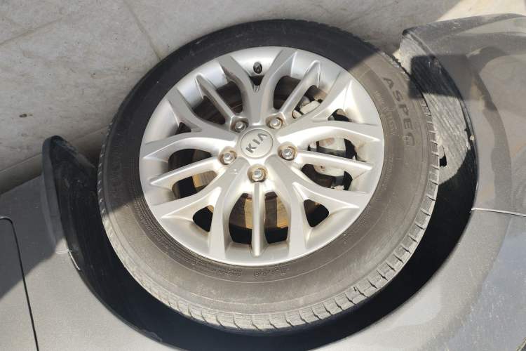 Used Kia K3S 2014 1.6L Automatic DLX Left Front Wheel Hub