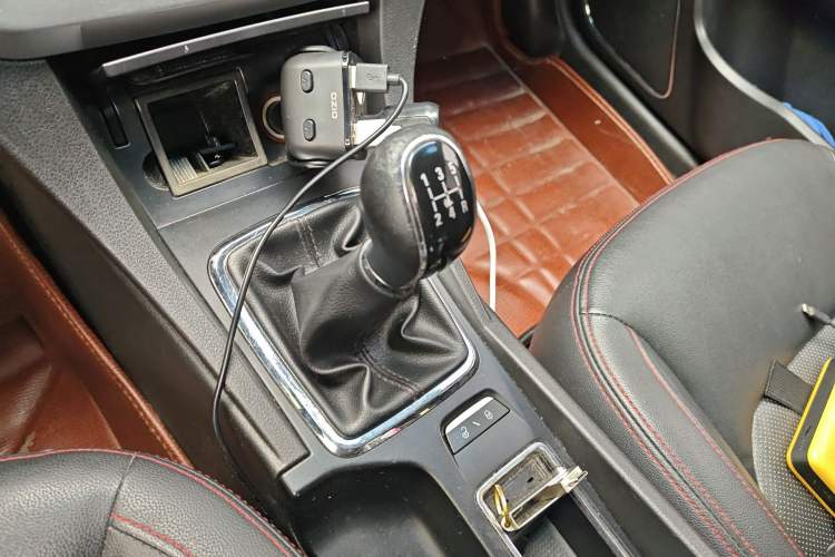 Used Geely Auto Emgrand 2015 Sedan 1.5L Manual - Top Trim Level Gear Lever