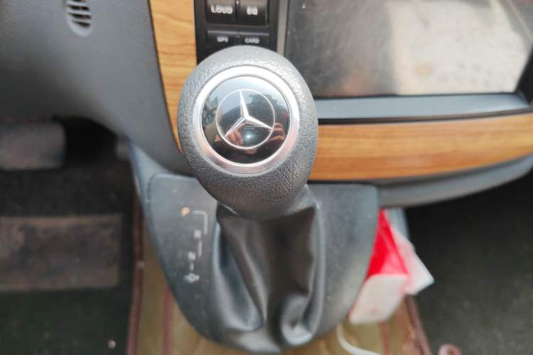 Used Mercedes-Benz Vito 2011 2.5L 7-seater executive version