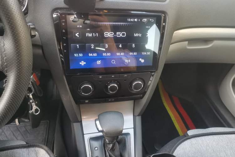 Used Skoda Octavia 2010 1.6L Automatic Eado Edition Audio And AC Panel