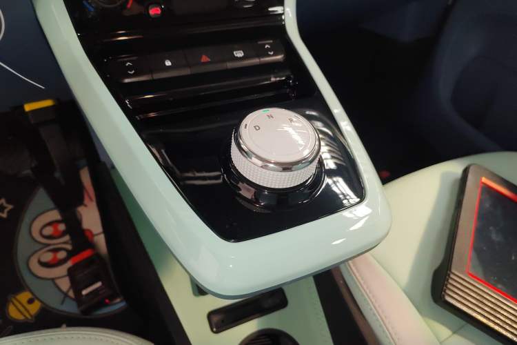 Used Dongfeng NAMMI BOX 2022 Revised Light Wind Edition 201 km Standard Version Gear Lever
