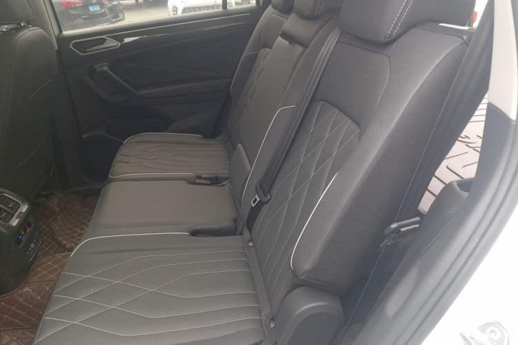 Used Volkswagen Tiguan L 2023 380TSI Automatic All-Wheel Drive R-Line Enhanced 7-Seater Left Rear Seat