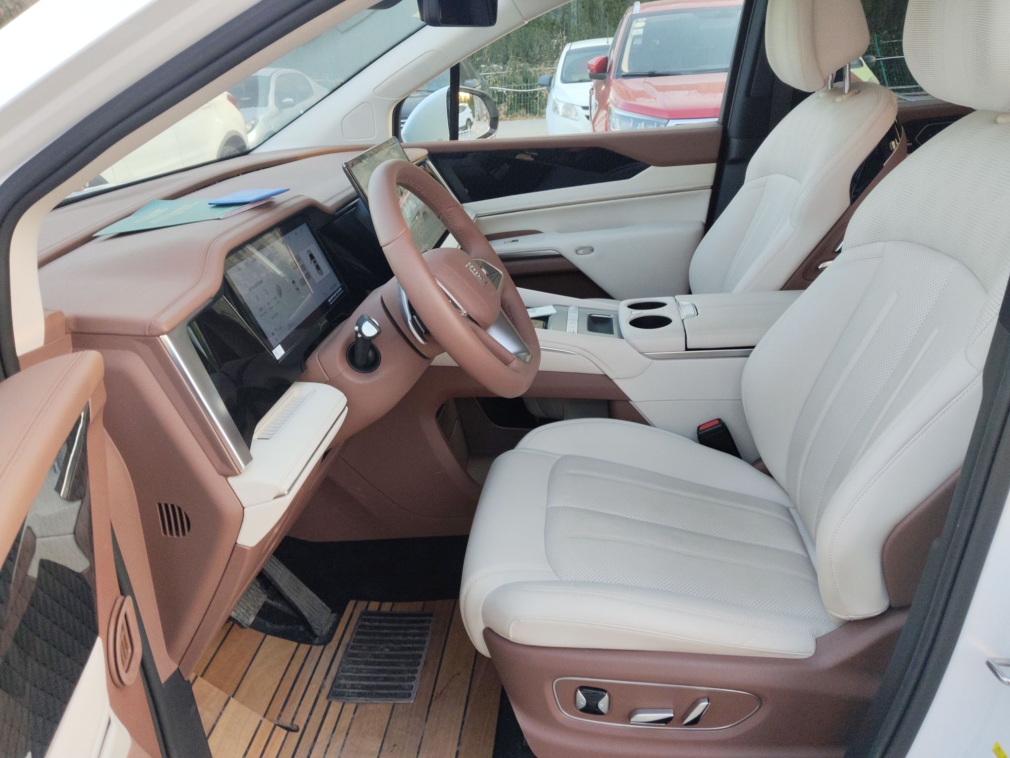 المقاعد الأمامية داخل السيارة