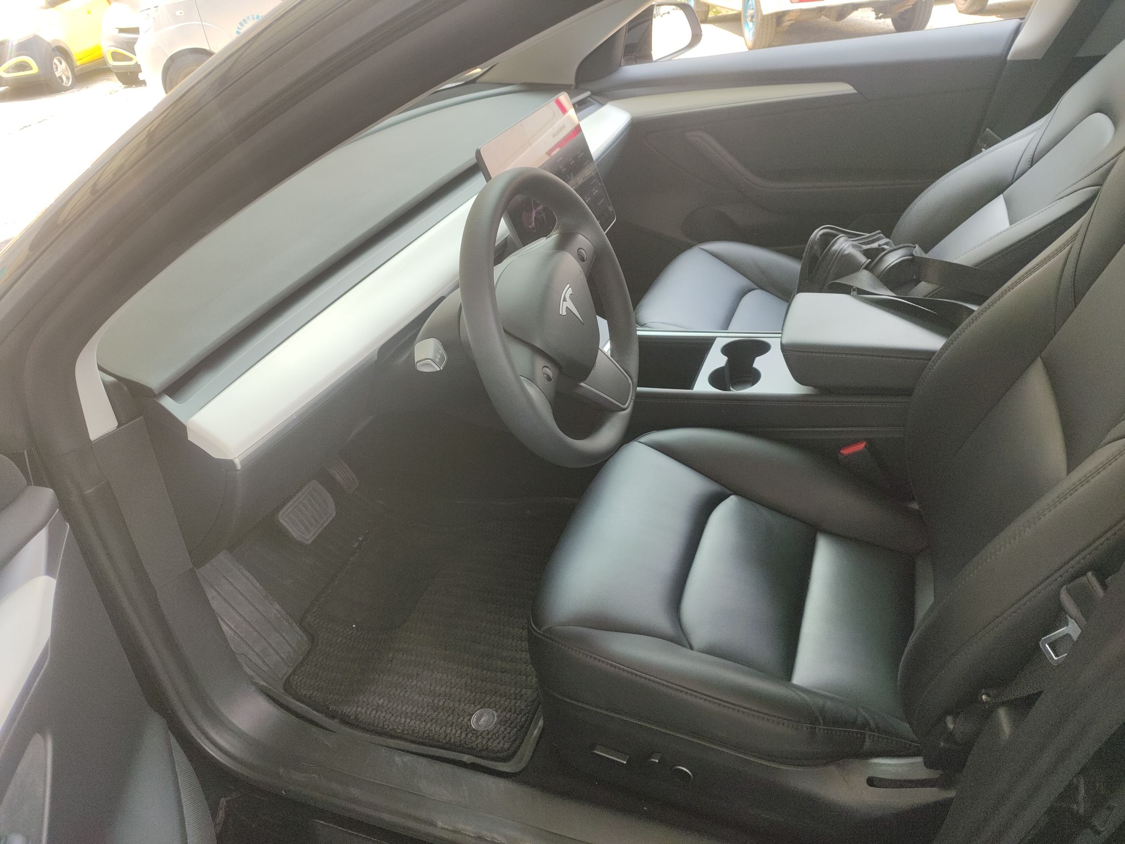 Переднее сиденье в автомобиле