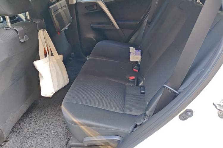 Used Toyota RAV4 2015 2.0L CVT Two-Wheel Drive Fashion Edition Left Rear Seat