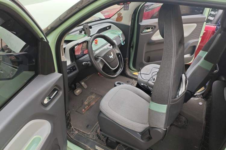Used Wuling Hongguang MINIEV 2022 Macaron Fashion Model Lithium Iron Phosphate Driver Seat
