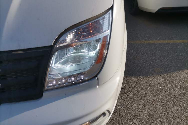 Used SAIC MAXUS Xintu V80 2021 2.0T Manual Classic City Delivery King Short Wheelbase Mid-Roof Design 3 Seats