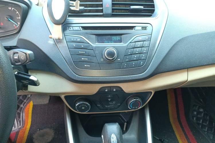 Used Ford Escort 2015 1.5L Automatic Comfort Edition Audio And AC Panel