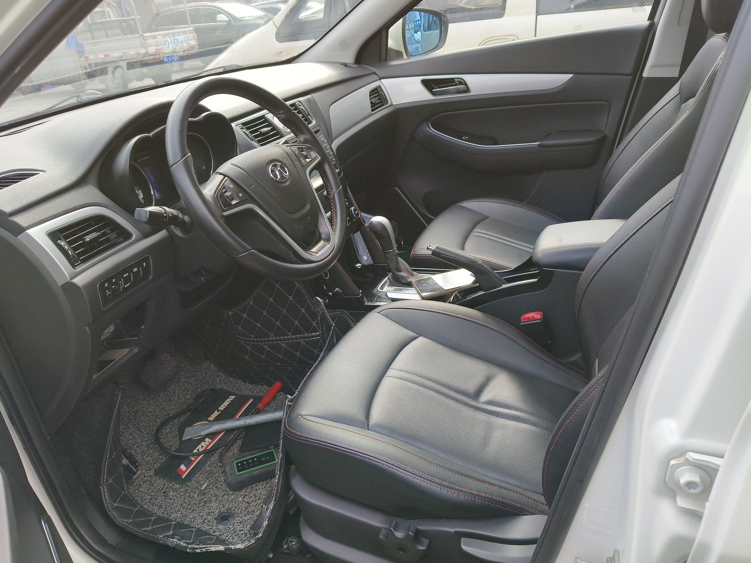 Переднее сиденье в автомобиле