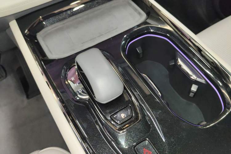 Used Zeekr 009 2024 7-Seater Walk-Through Version Four-Wheel Drive 108 kWh Gear Lever