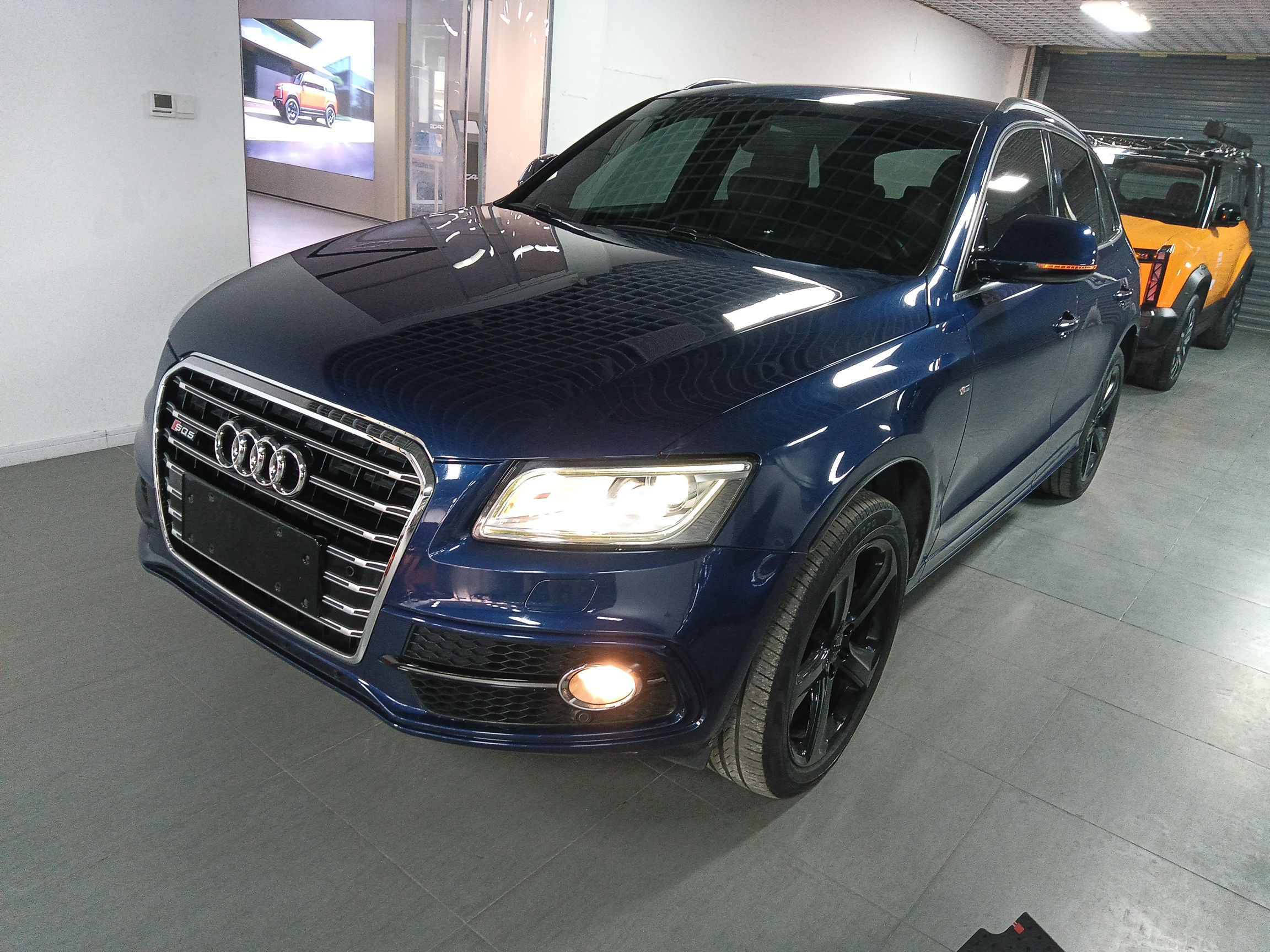 تحت مقدمة السيارة