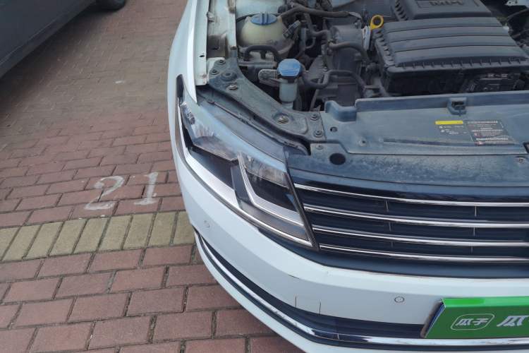 Used Volkswagen Lavida 2017 1.6L Automatic Comfort Edition Right Front Headlight