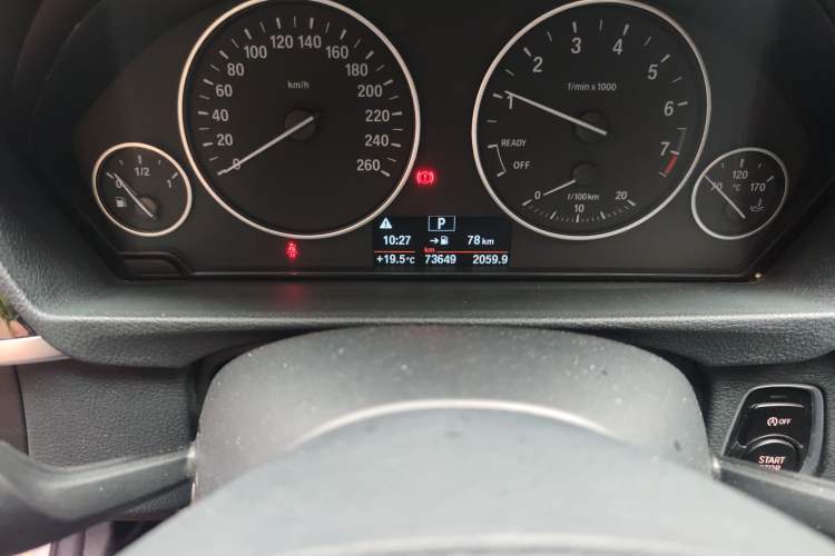 Used BMW 3 Series 2017 320Li Fashion Model Odometer Close Up