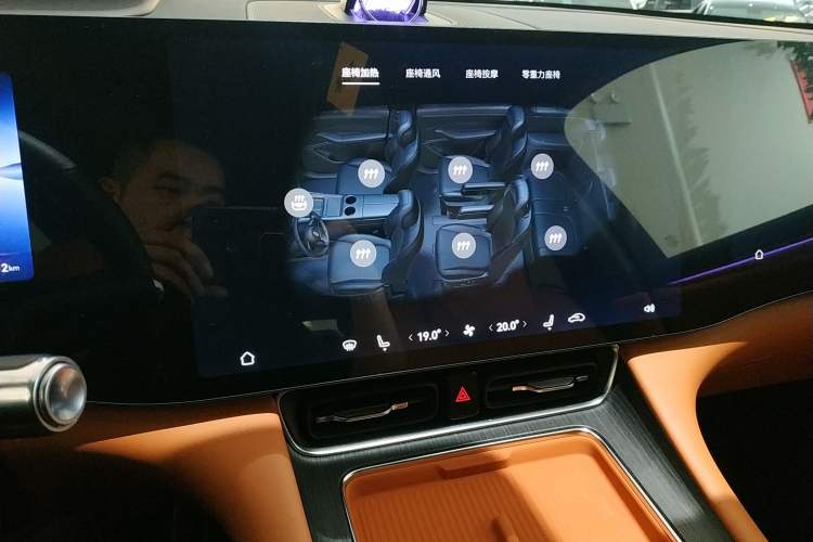 Used Hima AITO M8 2025 Extended-Range Max+ Version 53.4 kWh 6-Seater Edition Audio And AC Panel