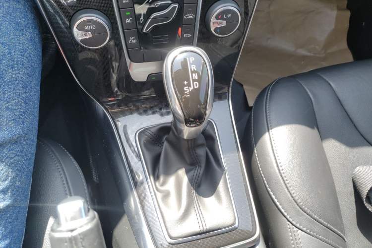 Used Volvo V40 2017 T3 Zhiyi Edition
