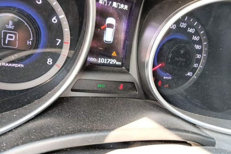 Used Hyundai Santa Fe 2013 2.4L Automatic Two-Wheel Drive Smart Version Odometer Close Up