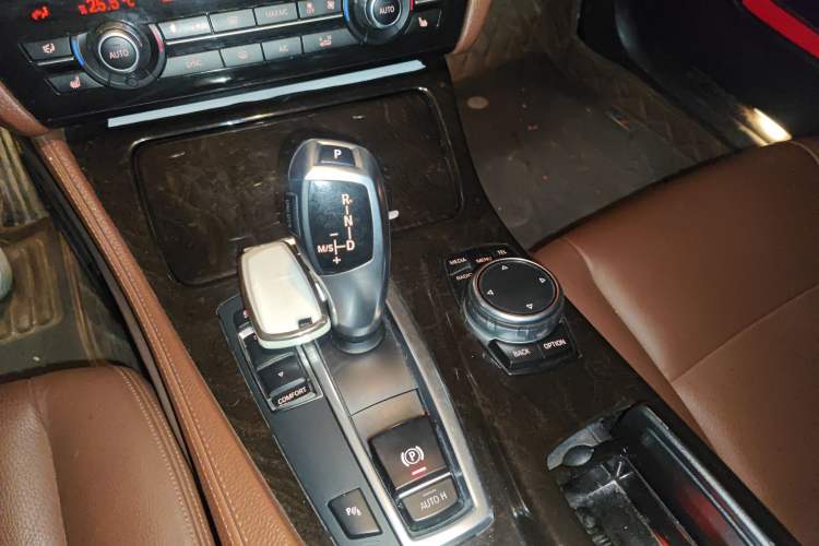 Used BMW 5 Series 2014 528Li Leading Model
