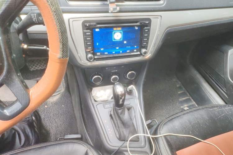 Used Volkswagen Gran Lavida 2015 1.6L Automatic Fashion Edition Audio And AC Panel