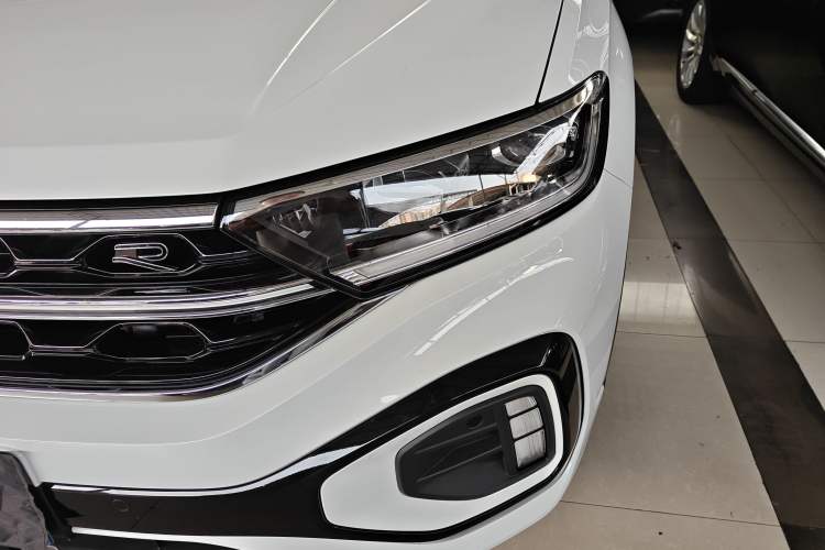 Used Volkswagen T-ROC 2025 Facelifted 300TSI DSG Two-Wheel-Drive Chen Guang Edition Left Front Headlight