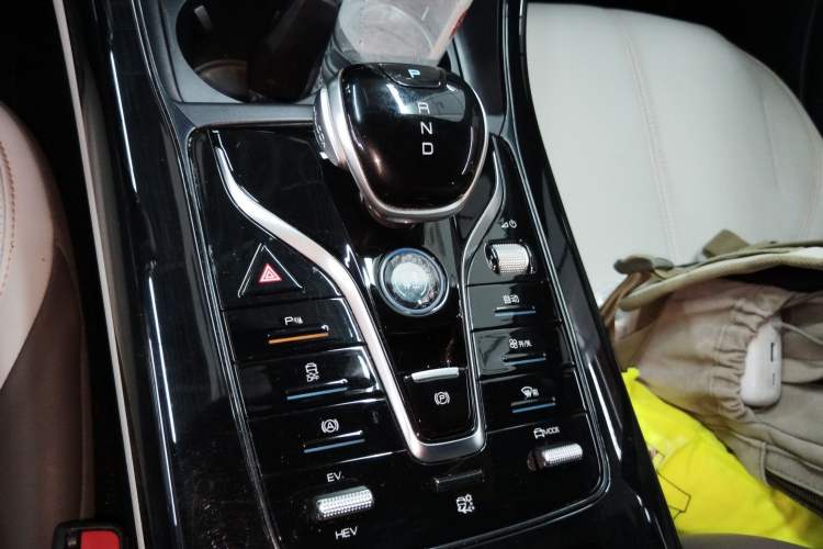 Used BYD Qin PLUS 2024 HONOR Edition DM-i 55KM Leading Model Gear Lever