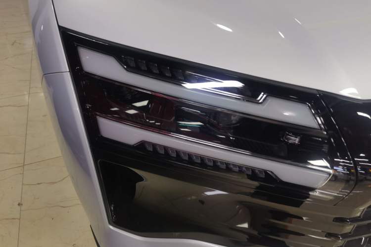 Used Wuling Starlight 560 2026 1.5T CVT Elite Edition Right Front Headlight