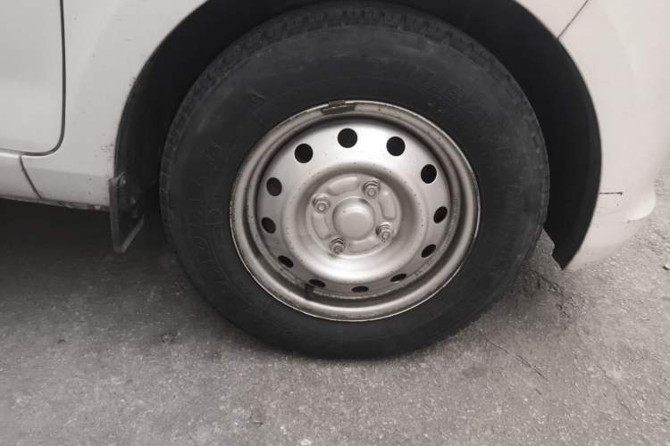Used Wuling Rongguang V 2018 1.5L Practical Version Right Front Wheel Hub